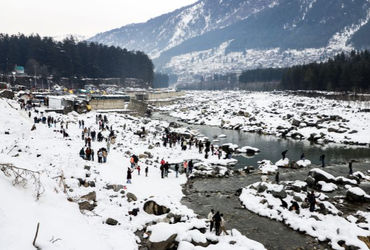 બરફની મજા માણવા ગયેલા પ્રવાસીઓ હિમાચલમાં ફસાયા, 1250 રસ્તા બંધ, કોલ્ડવેવનું એલર્ટ જાહેર.