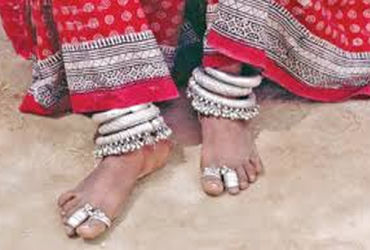 મરાલામાં દંપતી પર હુમલો, મહિલાના પગમાંથી ચાંદીના કડાની લૂંટ - પોલીસ તપાસ ચાલુ.