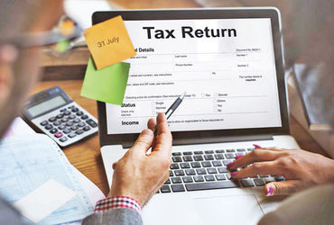 IT: પગારદાર વર્ગ પાછળ, વેપારીઓ અને રોકાણકારો આગળ.