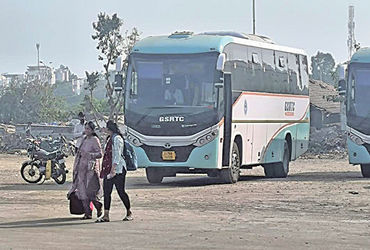 અમદાવાદ રૂટની AC બસમાં ખામીથી કેન્સલ થતા મુસાફરો રઝળી પડ્યા.