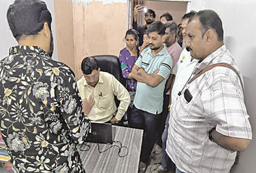 સુરેન્દ્રનગરમાં બિલ્ડર પર ફ્લેટ બુકિંગના નામે છેતરપિંડીનો આક્ષેપ, કરોડો રૂપિયા ઉઘરાવ્યા.