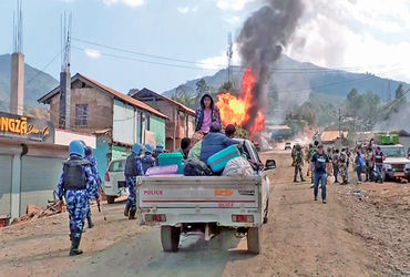 મણિપુરમાં ફરી હિંસા: ઘણા ઘરો સળગાવાયા, લોકોમાં ભય. શાંતિ પ્રયાસો છતાં તોફાન ચાલુ.