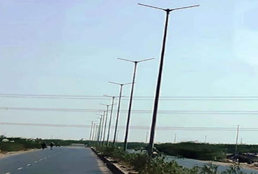 ટી.પી.રોડ પરના સ્ટ્રીટલાઈટના પોલ માત્ર શોભાના ગાંઠીયા જેવા: હાંસલપુર GIDCમાં બલ્બ વગર રોડ અંધકારમય.