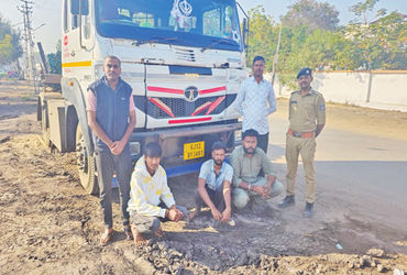 ધ્રાંગધ્રામાં ટ્રકમાંથી લોખંડના સળિયાની ચોરીનું કૌભાંડ ઝડપાયું. પોલીસે રૂ. 48.47 લાખનો મુદ્દામાલ જપ્ત કર્યો.