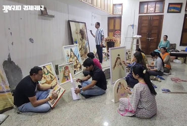 સુરતનો જરીવાલા પરિવાર 40 વર્ષથી શિવ મંદિરો માટે વિનામૂલ્યે 'ઘીના કમળ' બનાવે છે, જે શિવ ભક્તિનું ઉદાહરણ છે.