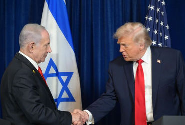 ડોનાલ્ડ ટ્રમ્પ ઈઝરાયલના રાષ્ટ્રપતિ પર ભડક્યા: નેતન્યાહૂના કેસ અને માફીની માંગણીથી રાજકારણમાં ગરમાવો.