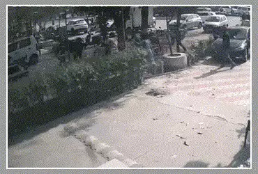 અમદાવાદ: હાથીજણમાં અસામાજિક તત્ત્વોનો આતંક, દ્રશ્ય ગોસ્વામીના સાગરીતોએ ધર્મવાટિકા સોસાયટીમાં હુમલો કરી ભય ફેલાવ્યો.