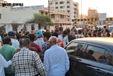 કોન્ટ્રાક્ટર કામ અધૂરું મૂકી છૂમંતર, જનતા પરેશાન! જામનગરમાં સત્યમ કોલોની અંડરબ્રિજ નજીકના ખરાબ રસ્તા મુદ્દે સ્થાનિકોનો હલ્લાબોલ