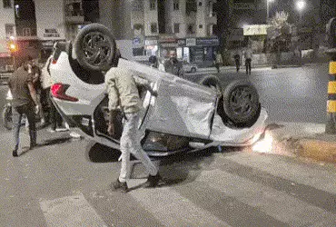 અમદાવાદ: નવા વાડજમાં બે કાર વચ્ચે અકસ્માત, ટક્કર બાદ કાર પલટી, સદનસીબે જાનહાનિ ટળી.