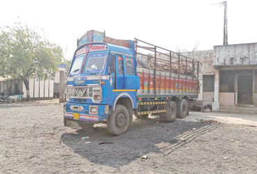 સાયલા નજીક લાકડાની આડમાં રૂ. 49 લાખનો વિદેશી દારૂ ભરેલી ટ્રક ઝડપાઇ: મોટી કાર્યવાહી.