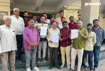 મંજૂરી વગર ખેતરોમાં વીજપોલ નાખી દેવાતા બાવળાના 6 ગામના ખેડૂતોનો હોબાળો, મામલતદારને આવેદન