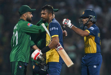 શ્રીલંકા-પાકિસ્તાન મેચમાં વિવાદ: જયસૂર્યાએ વાઈડ માટે અમ્પાયર્સ સાથે દલીલ કરી.