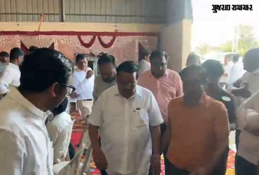 'મારી ટિકિટ કાપી તેનો બદલો લોકસભામાં લીધો', સી.આર. પાટીલ સાથે નિલેશ કુંભાણીની મુલાકાત, કોંગ્રેસે કર્યા પ્રહાર