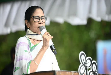 મમતા બેનરજીએ રાજ્યસભા માટે તેમના વફાદાર ઉમેદવારો પસંદ કર્યા, જેનાથી પક્ષમાં નોન બંગાળી લોકોને તક ન મળતા નારાજગી ફેલાઈ.