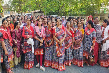 સુરેન્દ્રનગરમાં આંગણવાડી બહેનોનું ઓનલાઇન કામગીરી સામે પ્રદર્શન: નવા મોબાઈલ ન આવે ત્યાં સુધી ઓનલાઈન કામગીરી બંધ.