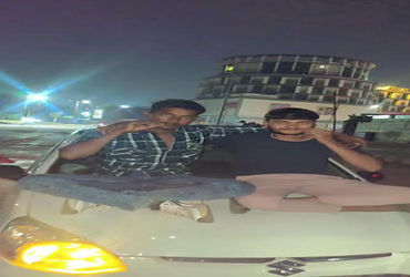 કારના બોનેટ પર બેસી રીલ બનાવતા યુવકોનો વિડીયો વાયરલ: જોખમી સ્ટંટ.