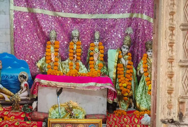 સૌરાષ્ટ્રમાં ગ્રહણની અસર નહીં હોવાની માન્યતાથી અનેક મંદિરો ખુલ્લા રહ્યા. ગ્રહણની અસર નહિવત રહી.