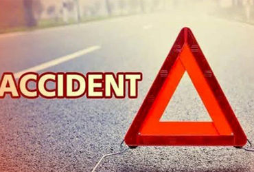 ડમ્પર ચાલકે કારને ટક્કર મારતાં એક જ પરિવારના ૨ સભ્યોને ઈજા.