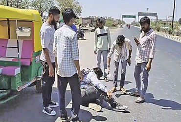 ધ્રાંગધ્રા: બાઇક સવાર યુવક પર મધમાખીના ઝુંડનો હુમલો, યુવક બેભાન થતા હોસ્પિટલમાં ખસેડાયો.