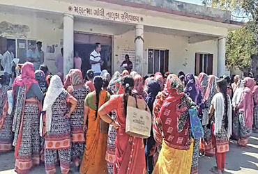 સાડામાં આંગણવાડી બહેનોની ઓનલાઇન કામગીરીના વિરોધમાં હડતાળ: 12 માંગણીઓ પુરી ન થાય ત્યાં સુધી હડતાળ ચાલુ રહેશે.