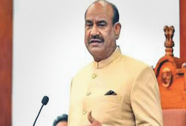 લોકસભા અધ્યક્ષ ઓમ બિરલા ટ્રેઝરી બેંચ પર: અવિશ્વાસ દરખાસ્ત, બચાવ માટે રજૂઆત અને ગૃહના નિયમોનું પાલન.