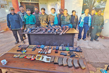 માઓવાદના સફાયાના અંતિમ દિવસો: 130 લોકોએ હથિયારો મૂકીને શરણાગતિ સ્વીકારી.