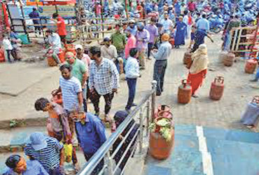 સરકાર કહે છે ગેસ પૂરતો છે, પણ પ્રજા માને છે કે આ નર્યું જુઠ્ઠાણું છે.