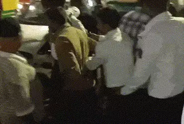 અમદાવાદમાં લાલ દરવાજા નજીક નબીરાઓએ અકસ્માત સર્જ્યો, ભાડે લાવેલી કારથી 3 વાહનોને અડફેટે લીધા