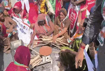 રાંધણ ગેસમાં કાળાબજારી! થરાદમાં રસ્તા પર 'વિરોધના રોટલા' ટીપી કોંગ્રેસની મહિલા કાર્યકરોએ કર્યો હલ્લાબોલ