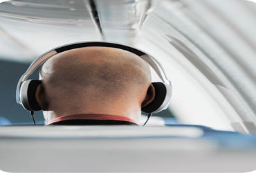 પ્લેનમાં હેડફોન્સ હવે ફરજિયાત! જેથી આસપાસના લોકોને ખલેલ ન પહોંચે, મુસાફરી શાંતિપૂર્ણ રહે તે માટે જરૂરી છે.