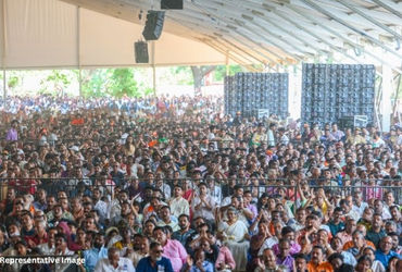 બનાસકાંઠામાં શાળા બંધ, શિક્ષિકાઓ PM કાર્યક્રમમાં! 1800 શિક્ષિકા ક્લાસ છોડી કાર્યક્રમમાં હાજર.