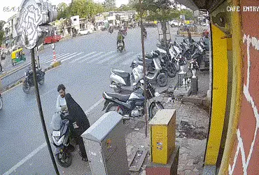 અમદાવાદ: ટ્રાફિક નિયમોનો ભંગ ભારે પડ્યો, મોપેડ સવાર યુવતીઓને AMTS બસે મારી ટક્કર, જુઓ CCTV