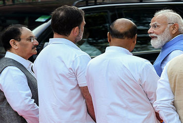 મોદી-રાહુલ ગાંધીની ઉષ્માસભર મુલાકાતની ચર્ચા (Discussion of warm meeting of Modi-Rahul Gandhi).