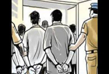 મોખડકા સીમમાંથી પિસ્ટલ અને જીવતા કાર્ટિસ સાથે 3 ઝડપાયા. પોલીસ ફરિયાદ દાખલ.