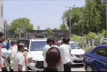 વડોદરા: ભાજપ નેતા શૈલેષ મહેતાને ધક્કે ચઢાવાયા, કોંગ્રેસ નેતાને ફોર્મ પાછું ખેંચવા દબાણ કરતા હતા