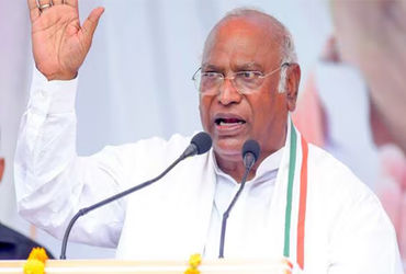 સિમાંકન મુદ્દે વિરોધપક્ષ આક્રમક: વિરોધપક્ષો BJP પર રાજકીય લાભ માટે સિમાંકનનો આરોપ લગાવી આક્રમક બન્યા.