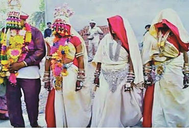 તીન ફૂલ એક માલી: મધ્યપ્રદેશમાં માજી સરપંચે એક જ માંડવે ત્રણ પ્રેમિકાઓ સાથે લગ્ન કર્યા.