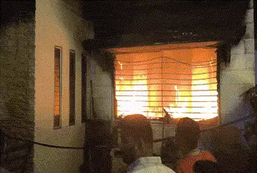 મોબાઈલ બ્લાસ્ટ કે AC શોર્ટ સર્કિટ? લીંબડીમાં મકાનમાં આગ લાગતા પતિ-પત્નીના મોતથી અરેરાટી