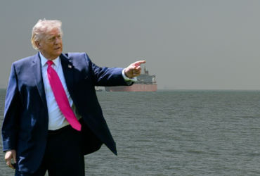 હોર્મુઝમાં જંગના એંધાણ: Trumpના આદેશથી અમેરિકાએ જહાજ જપ્ત કર્યું, ઈરાન વળતો જવાબ આપશે.