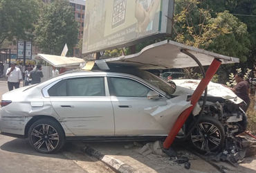 અમદાવાદ: નિકોલમાં બેફામ BMW ચાલકે AMTS બસ સ્ટેન્ડને મારી ટક્કર અને રિક્ષાને ફંગોળી