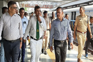 વડોદરા રેલવે સ્ટેશન પર મુસાફરોનો ભારે ધસારો