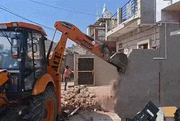 ધંધુકા હત્યાકાંડ: આરોપીઓના પાપના સામ્રાજ્ય પર ચાલ્યું બુલડોઝર, ગેરકાયદે મકાનોનો સફાયો