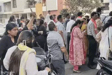 સુરતમાં ભાજપના ગઢ ગણાતા વિસ્તારમાં લોકોએ નેતાઓને ધક્કા મારી કાઢી મૂક્યા, પોલીસ બોલાવવી પડી