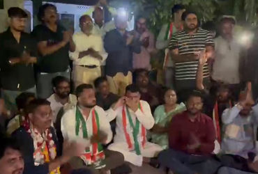 અમદાવાદના બાપુનગરમાં ચૂંટણી અધિકારી વગર બેલેટ પર સિક્કા માર્યાના આક્ષેપ, કોંગ્રેસના ધરણાં.