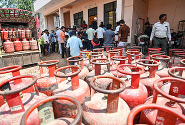 LPG સંકટ ટાળવા સરકારની નવી નીતિ: ખરીદીમાં ફેરફારથી ગ્રાહકોને રાહત મળશે.