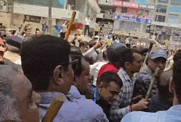 સુરત અલથાણ બાળકી છેડતી કેસ: રિકન્સ્ટ્રક્શન સમયે જનતાનો આક્રોશ ફાટ્યો, આરોપીને ચપ્પલ-પથ્થરો માર્યા