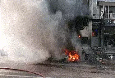 અમદાવાદના શ્યામલમાં કોમ્પલેક્ષમાં ભીષણ આગ, ATM સહિતની દુકાનો-વાહનો પણ બળીને રાખ