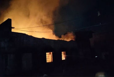 નવાયાર્ડમાં મોડી રાત્રે કેમિકલ કંપનીના ગોડાઉનમાં ભીષણ આગ, ગેસનું ગોડાઉન બચાવી લીધું