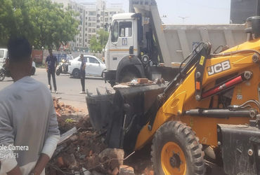 દબાણશાખાની ટીમે માતાજીની દેરી તોડી પાડતા વિવાદ