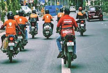 અગનગોળા વચ્ચે પણ ગિગ વર્કરોએ અવિરત કામ કરતાં રહેવું પડે છે